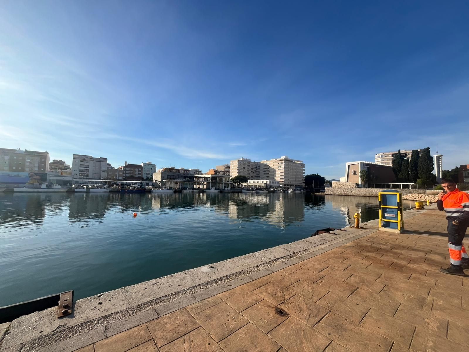 La Guardia Civil ultima la extracción del coche donde murió una joven en el puerto de Gandia