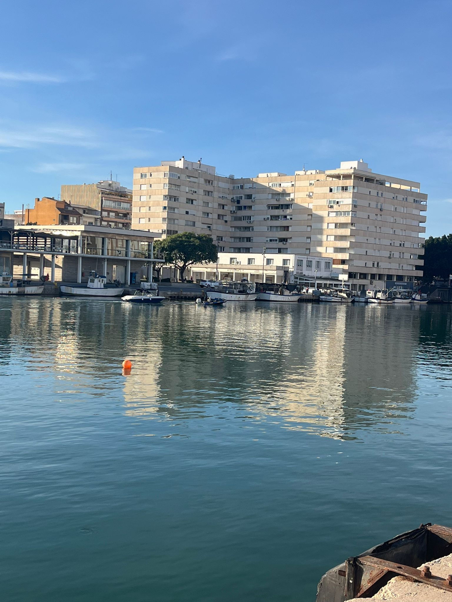 La Guardia Civil ultima la extracción del coche donde murió una joven en el puerto de Gandia