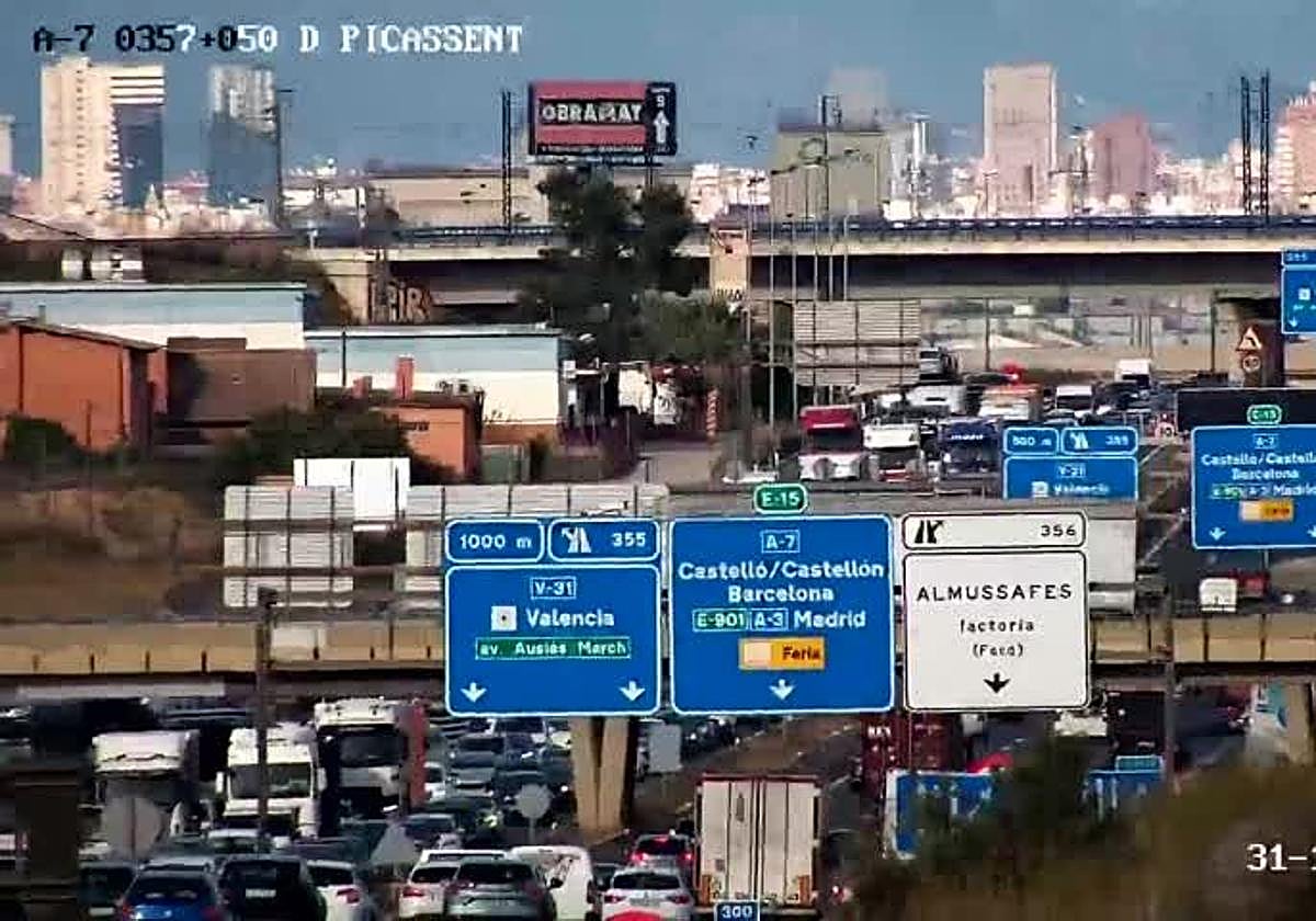 Atasco en el by-pass este viernes.