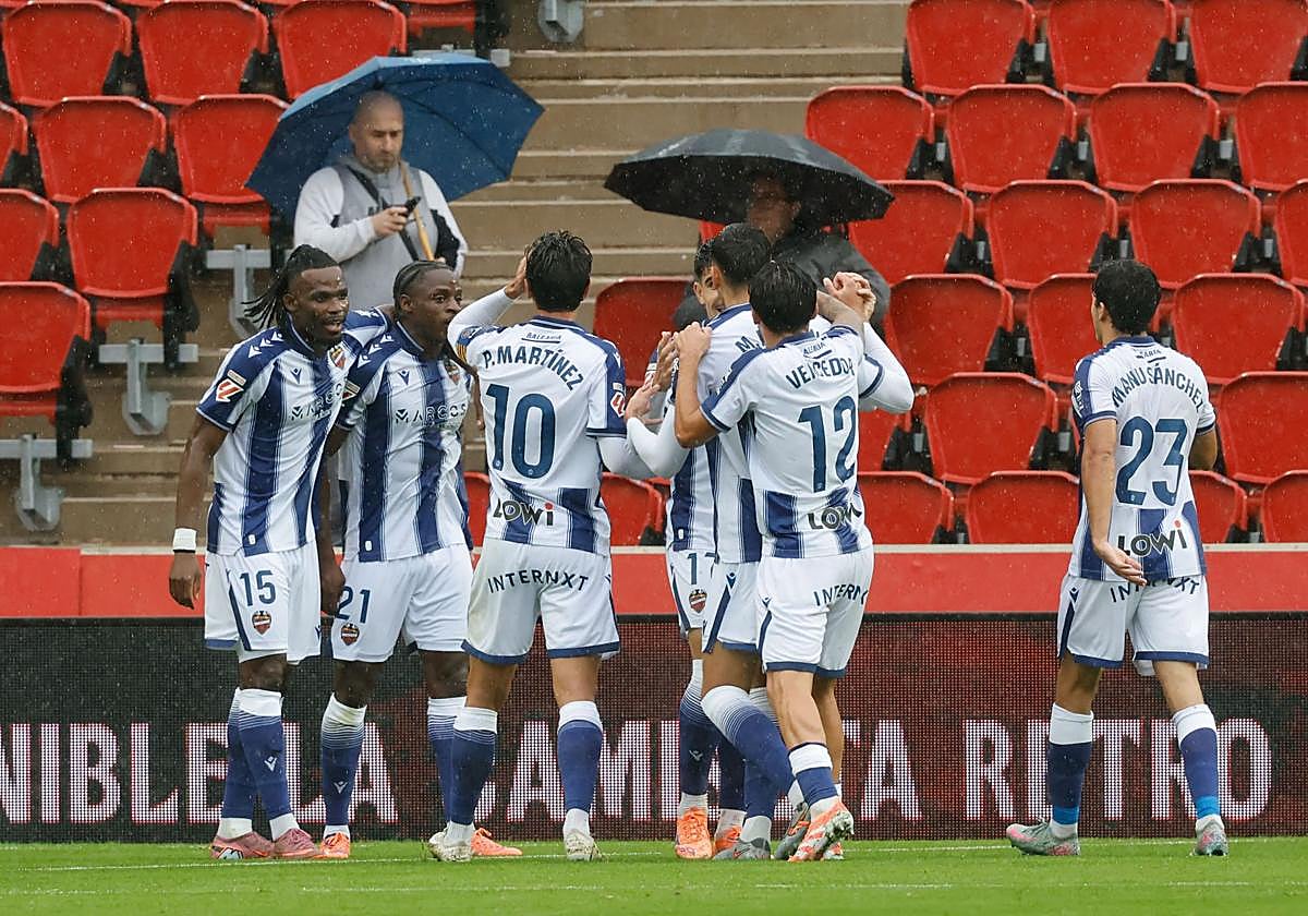 Los jugadores del Levante celebran el gol de Etta Eyong en Son Moix.