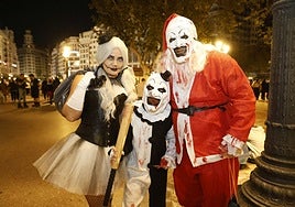 Tres personas disfrazadas de Halloween este viernes en Valencia.