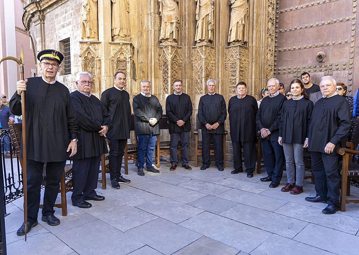 Imagen secundaria 1 - Mireia Sanmartín, con el resto de síndicos y el alguacil del Tribunal de las Aguas de Valencia.