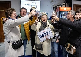 Varios ganadores celebran un premio de lotería. Imagen de archivo.