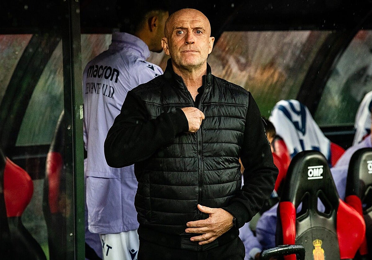 Julián Calero en el banquillo de Son Moix.