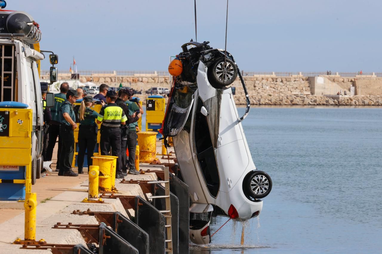 La Guardia Civil ultima la extracción del coche donde murió una joven en el puerto de Gandia