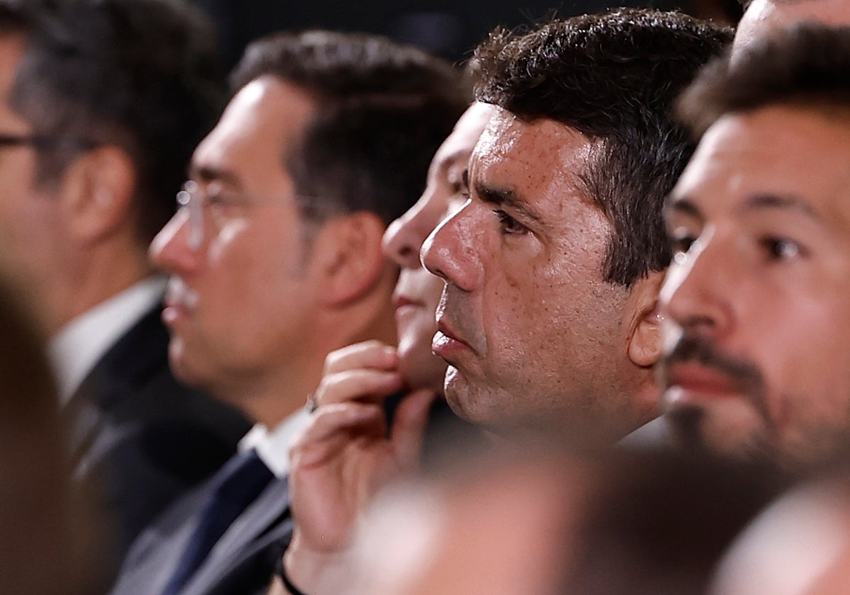 Carlos Mazón, con gesto serio, durante el funeral de las víctimas de la dana en Valencia.