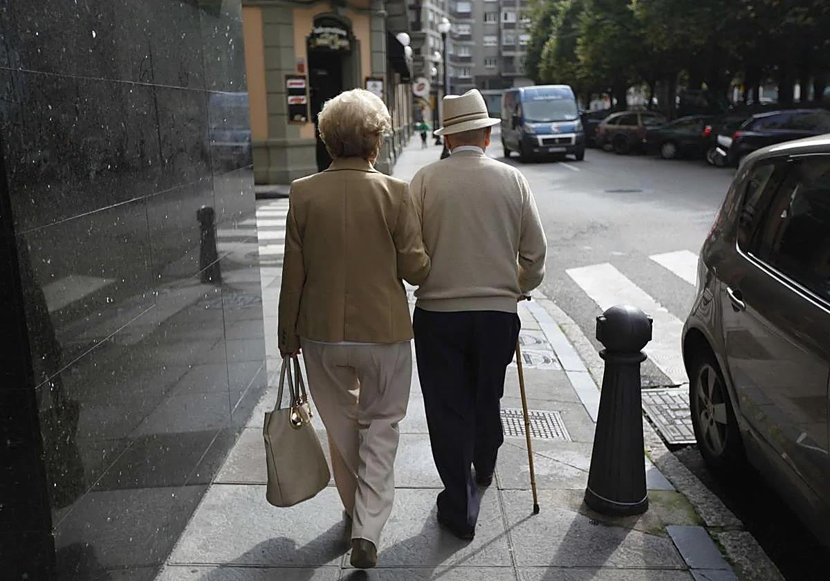 Una pareja de jubilados paseando.