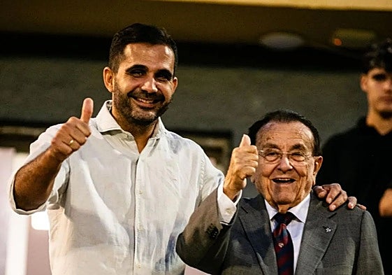 Verza posa junto a Paquito Fenollosa.