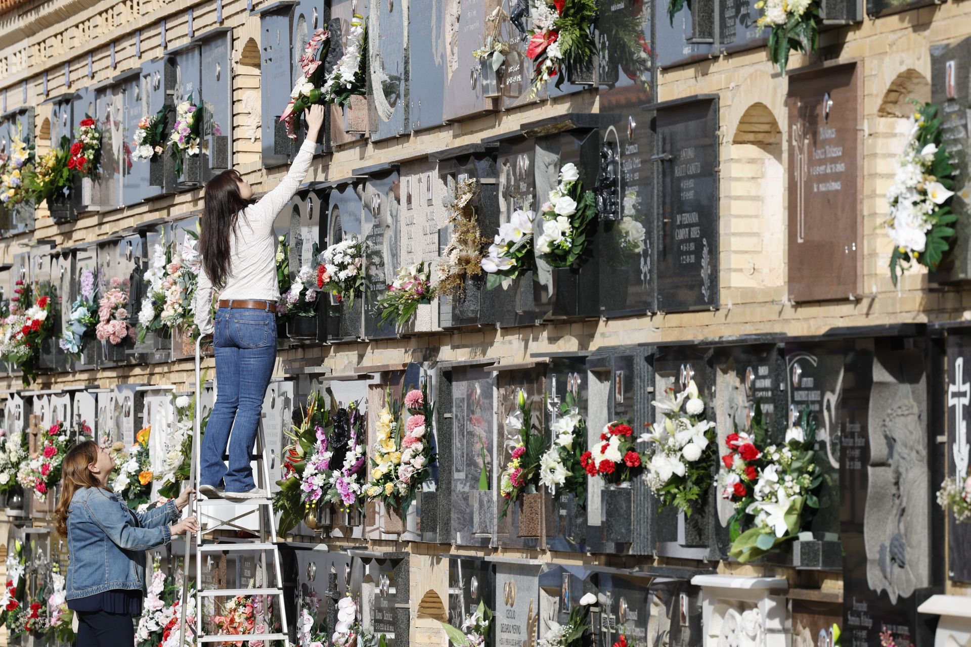 Los cementerios de Valencia se llenan el Día de Todos los Santos