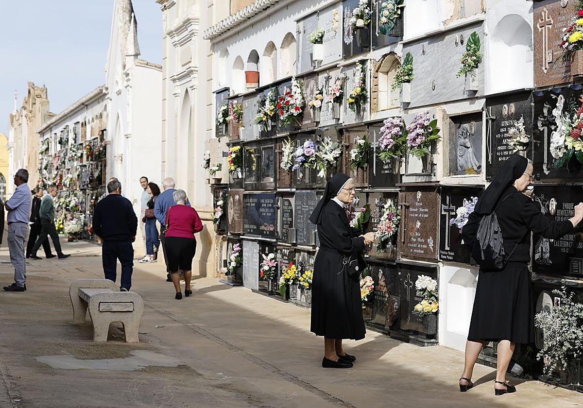 Los cementerios de Valencia se llenan el Día de Todos los Santos