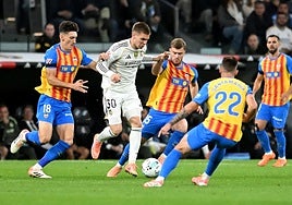 Mastantuono, defendido por los jugadores del Valencia.