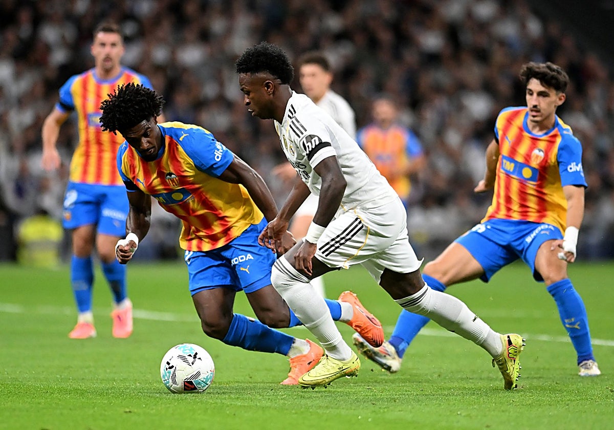 Thierry, ante Vinícius en el partido en el Bernabéu.
