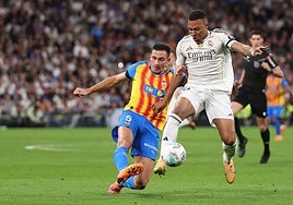 César Tárrega intenta quitarle el esférico a Mbappe.