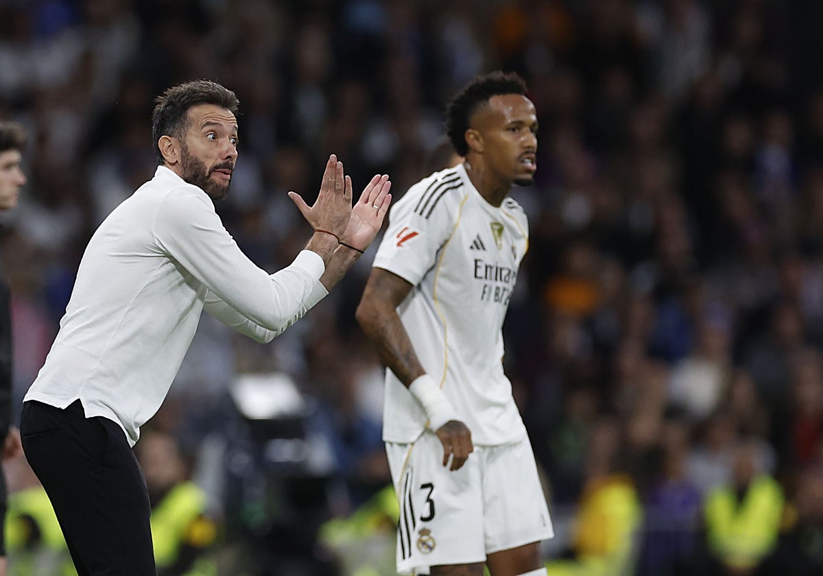 Carlos Corberán da instrucciones a sus futbolistas en el Bernabéu.