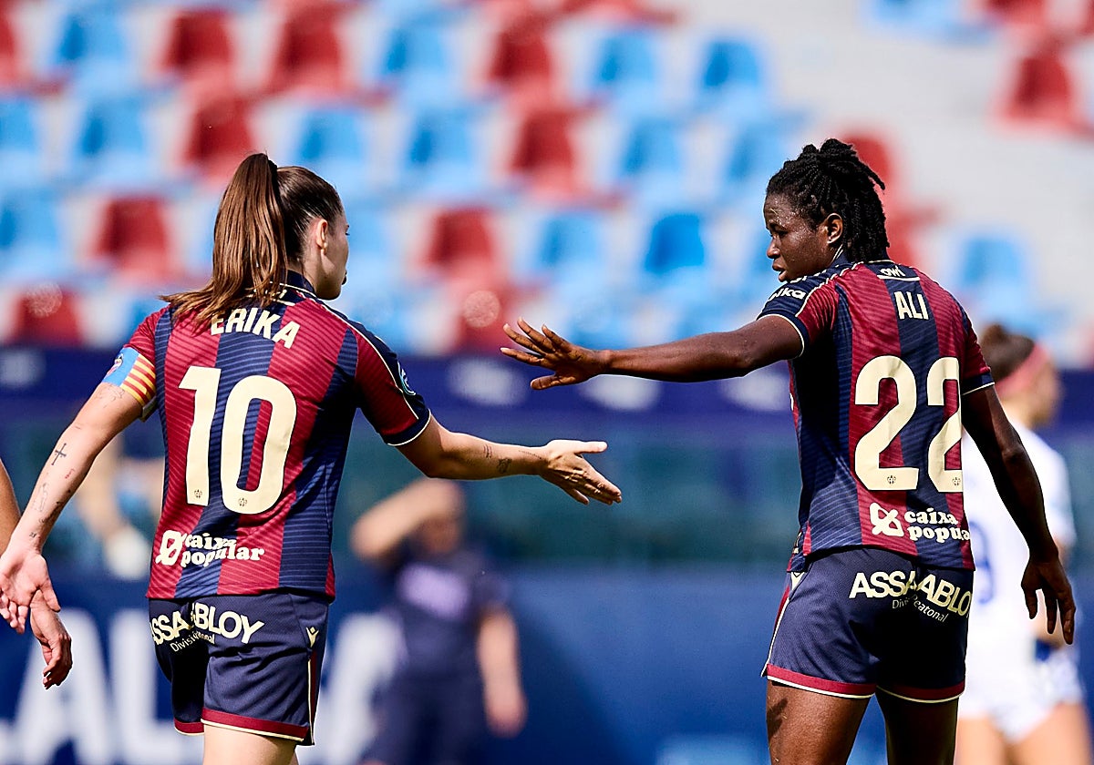 Erika González y Paulina Ali, futbolistas del Levante femenino.