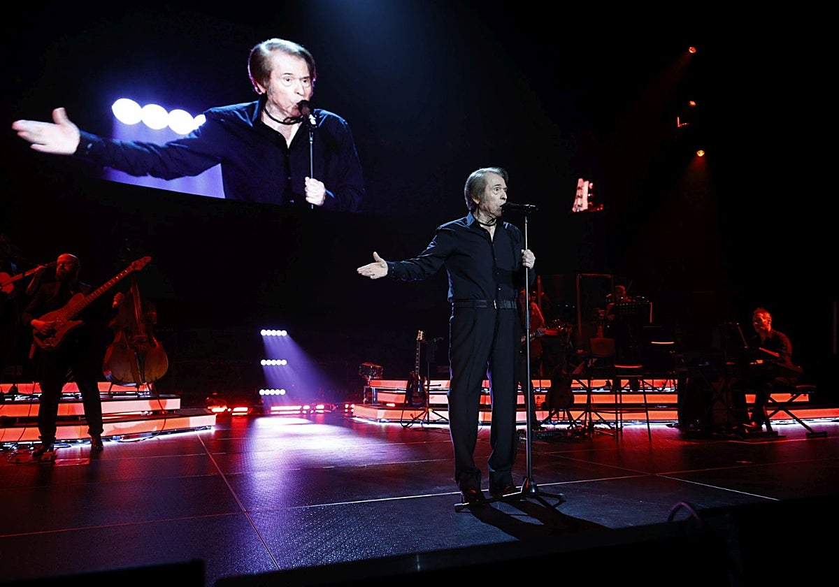 Raphael en el escenario del Roig Arena, durante su concierto.