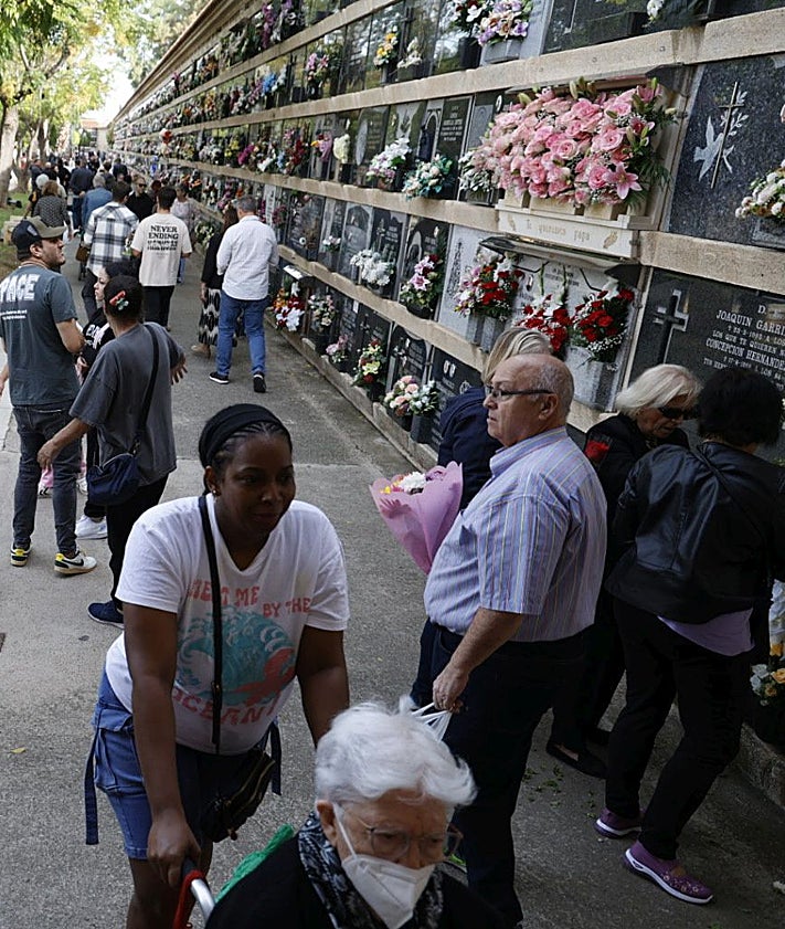 Imagen secundaria 2 - José Luis y Salvador Gimeno; sepulcro de Benlliure y asistentes al Cementerio del Cabanyal.