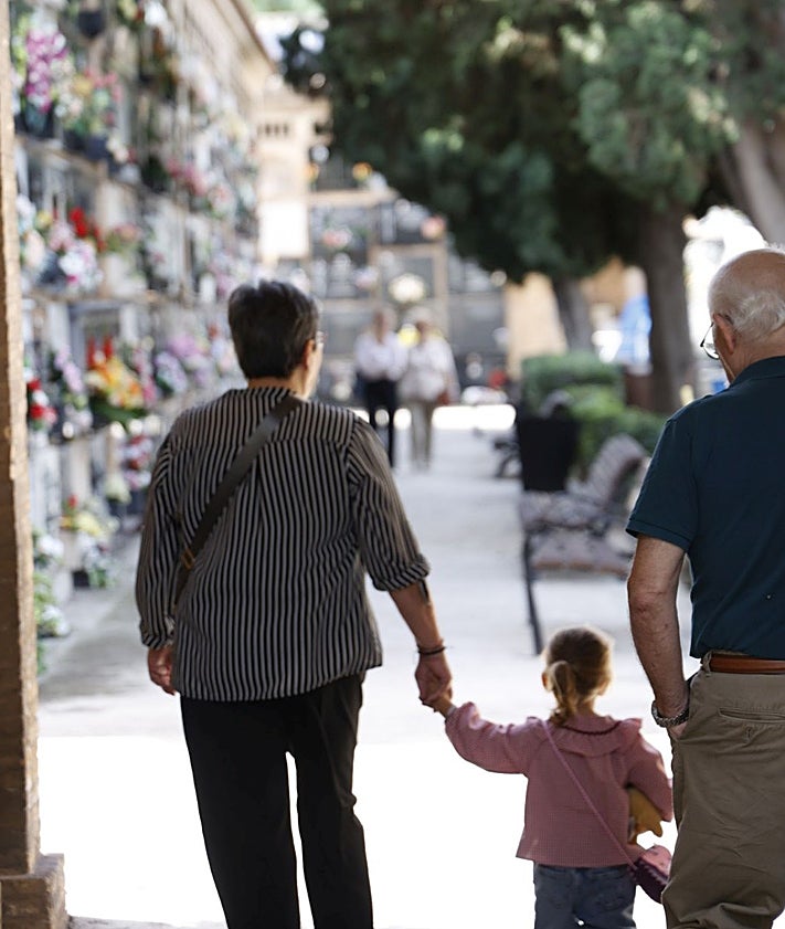 Imagen secundaria 2 - Cementerio del Grao, con una tumba de los soldados muertos en Cuba.