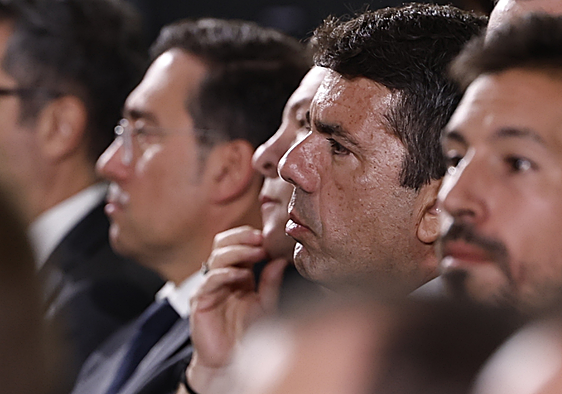 Carlos Mazón, con gesto serio, durante el funeral de las víctimas de la dana en Valencia.