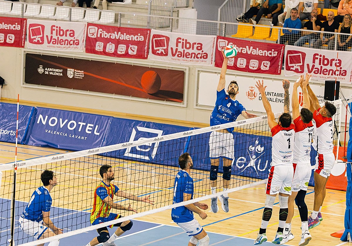 Javi Monfort golpea el balón durante el partido de este domingo contra el Bus Leader San Roque.