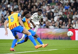 Vinicius golpea el balón ante la presión de Correia.