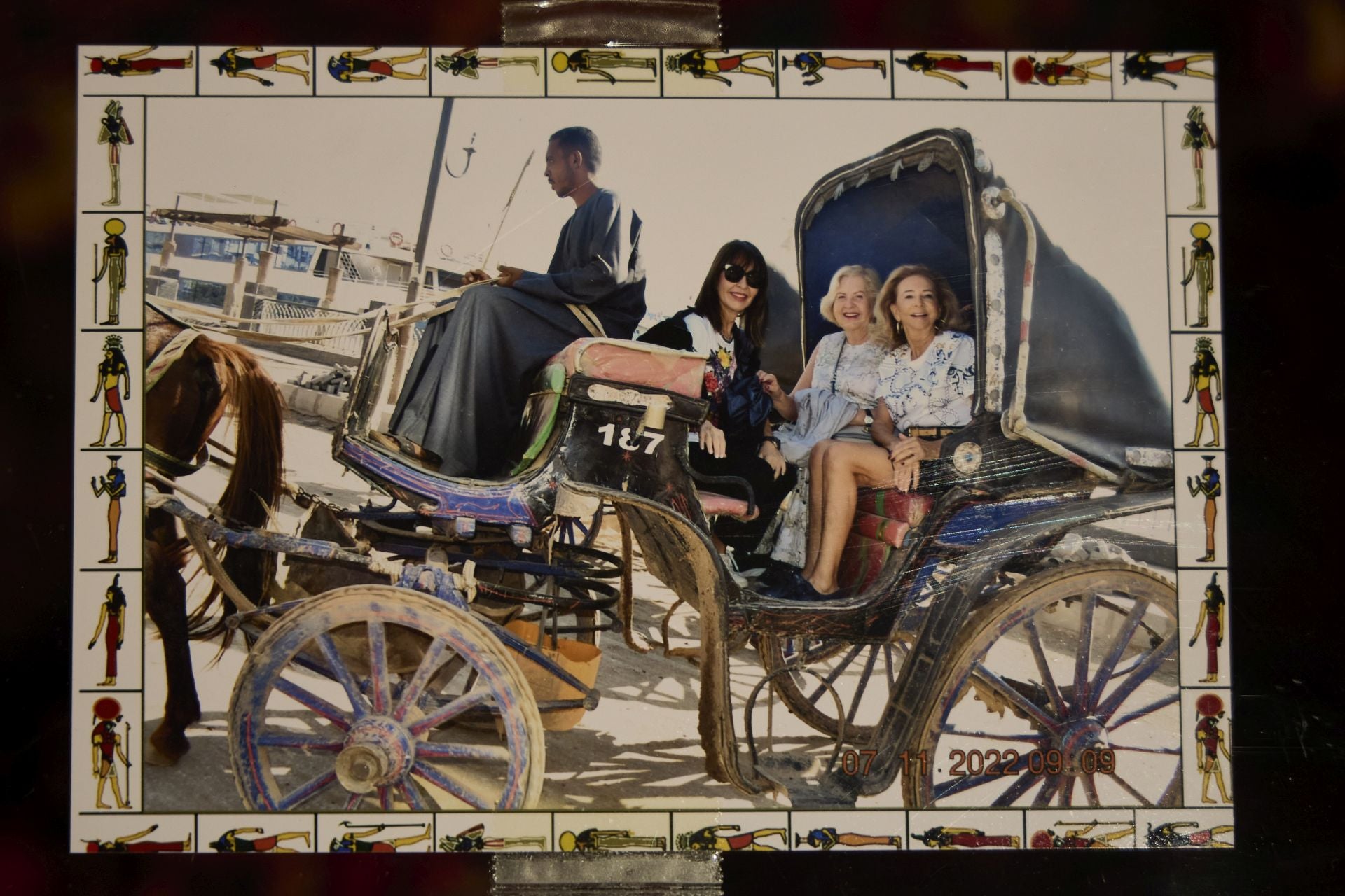 Mayrén Beneyto y Emilia Segura subidas a un carruaje en Egipto.