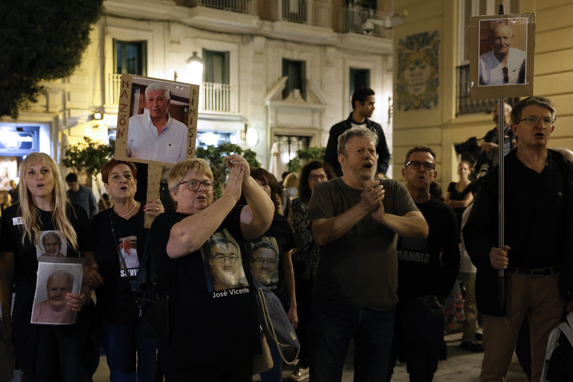 FOTOS | Protesta contra Mazón ante el Palau de la Generalitat