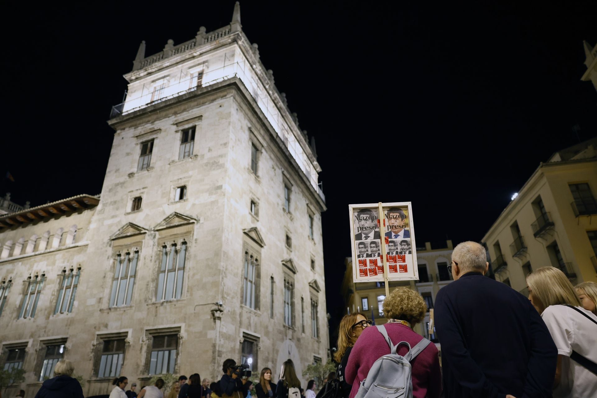 FOTOS | Protesta contra Mazón ante el Palau de la Generalitat