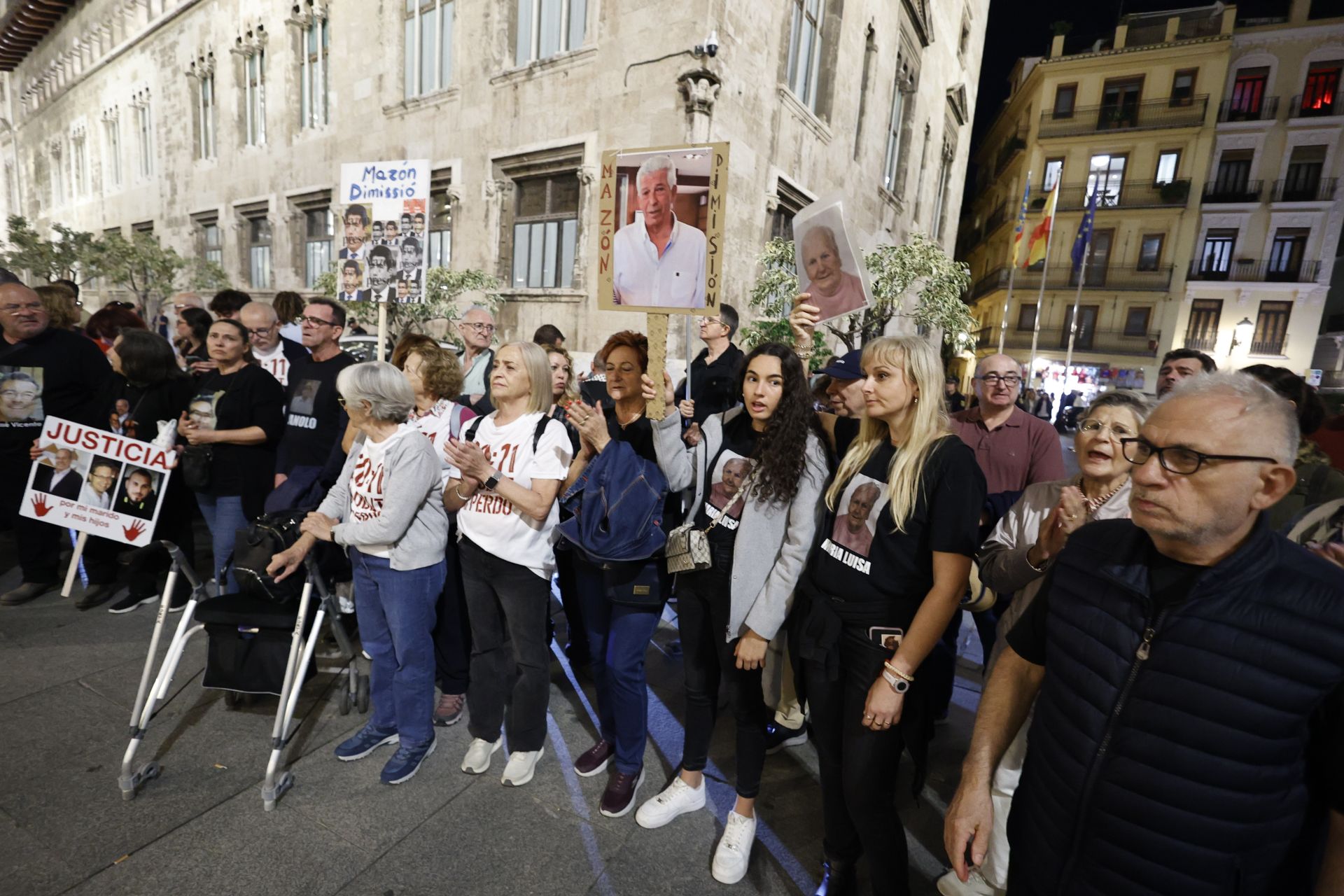 FOTOS | Protesta contra Mazón ante el Palau de la Generalitat