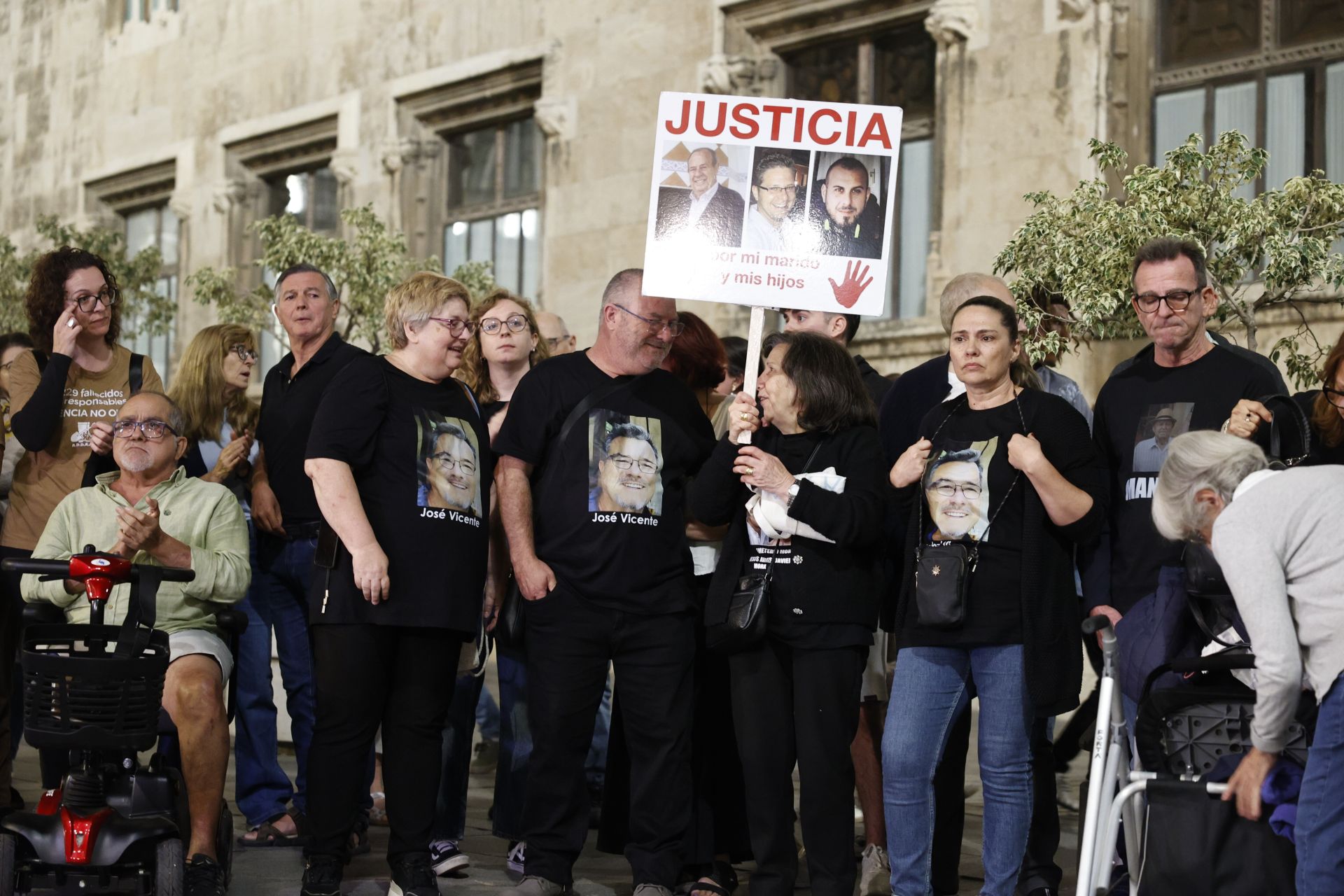 FOTOS | Protesta contra Mazón ante el Palau de la Generalitat