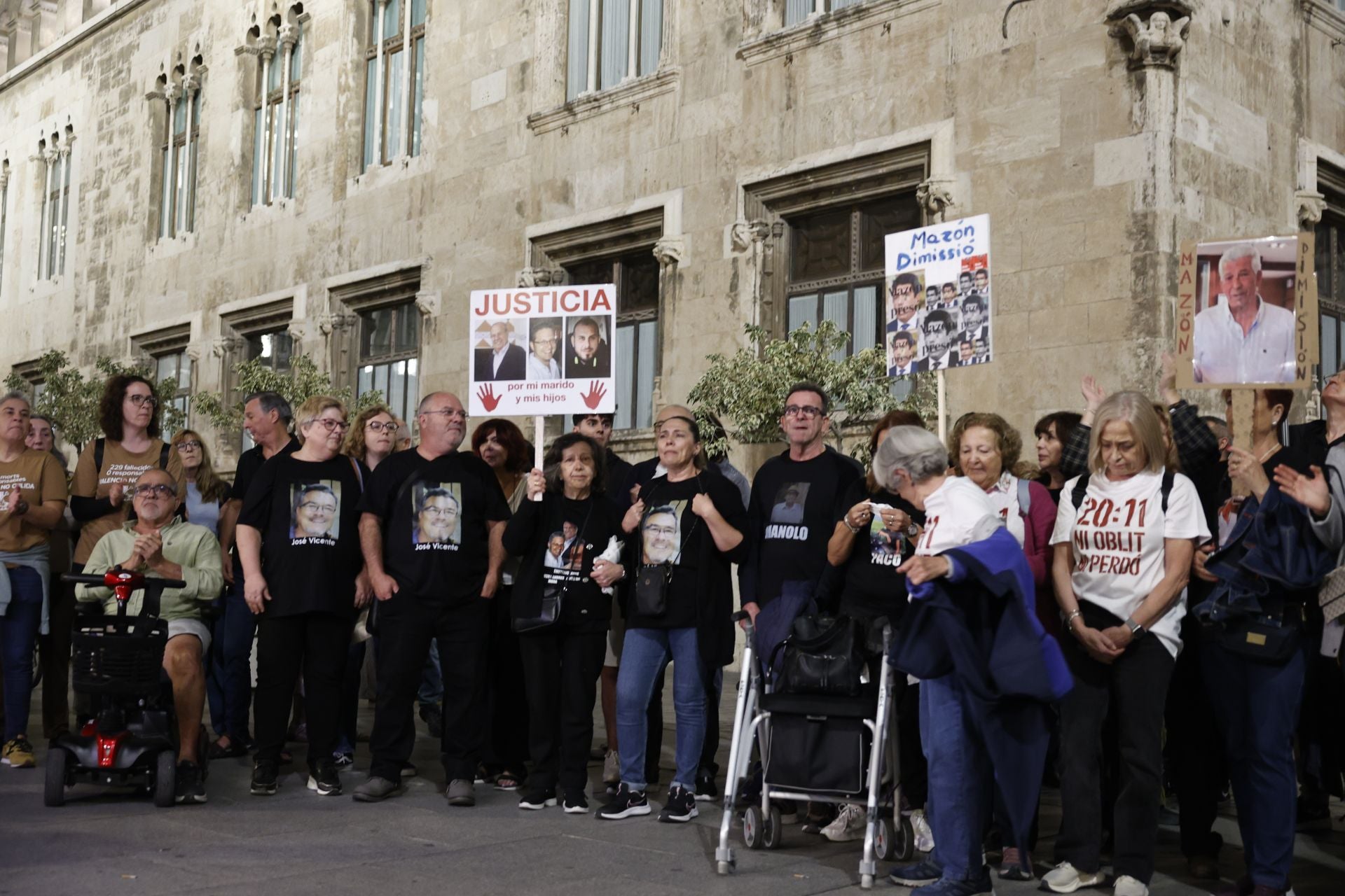 FOTOS | Protesta contra Mazón ante el Palau de la Generalitat