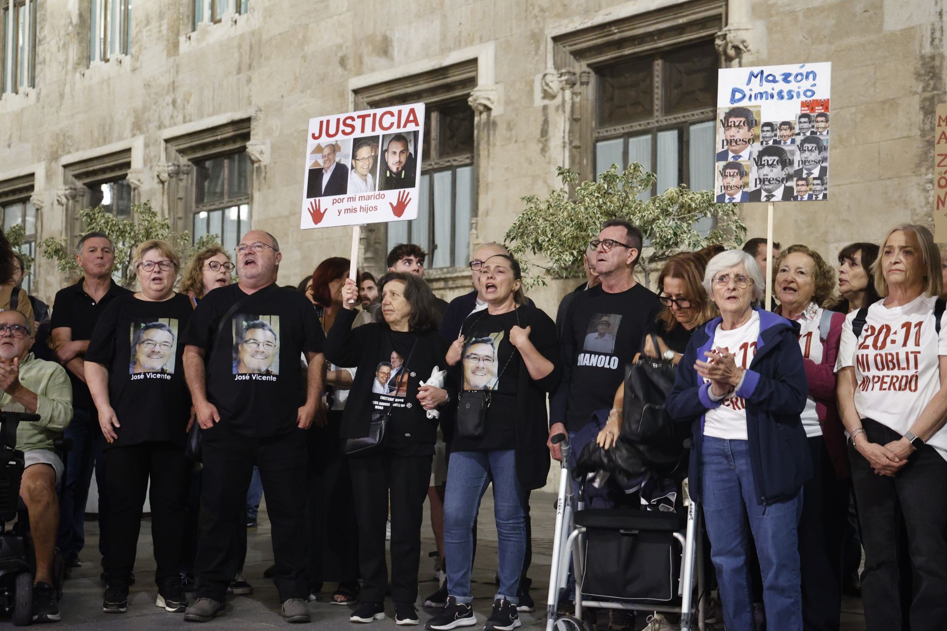 FOTOS | Protesta contra Mazón ante el Palau de la Generalitat