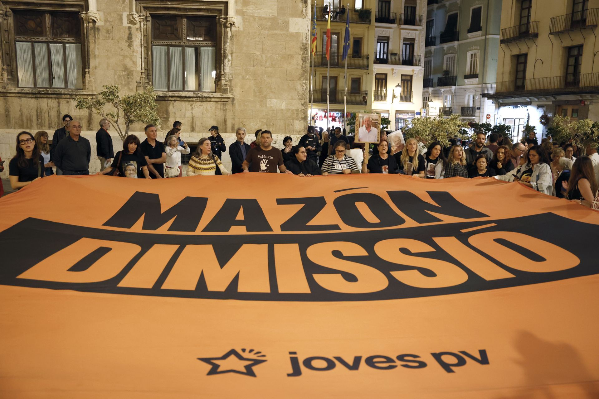 FOTOS | Protesta contra Mazón ante el Palau de la Generalitat