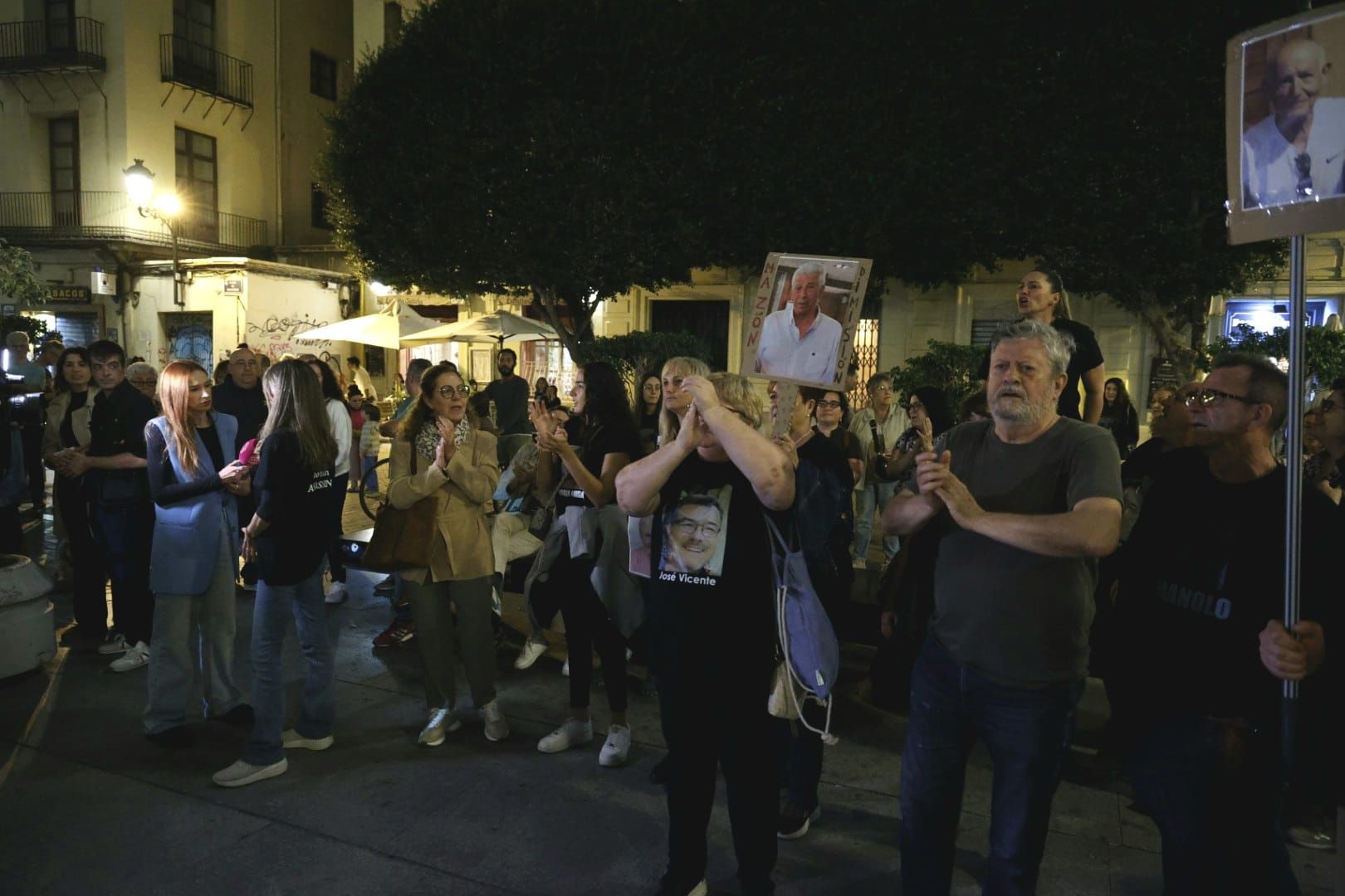 FOTOS | Protesta contra Mazón ante el Palau de la Generalitat