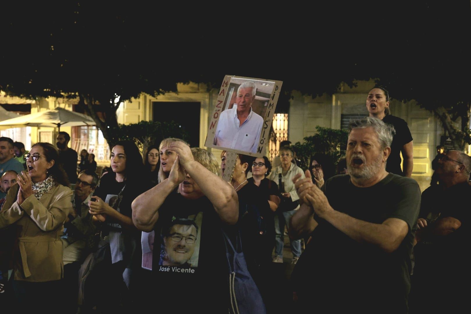 FOTOS | Protesta contra Mazón ante el Palau de la Generalitat