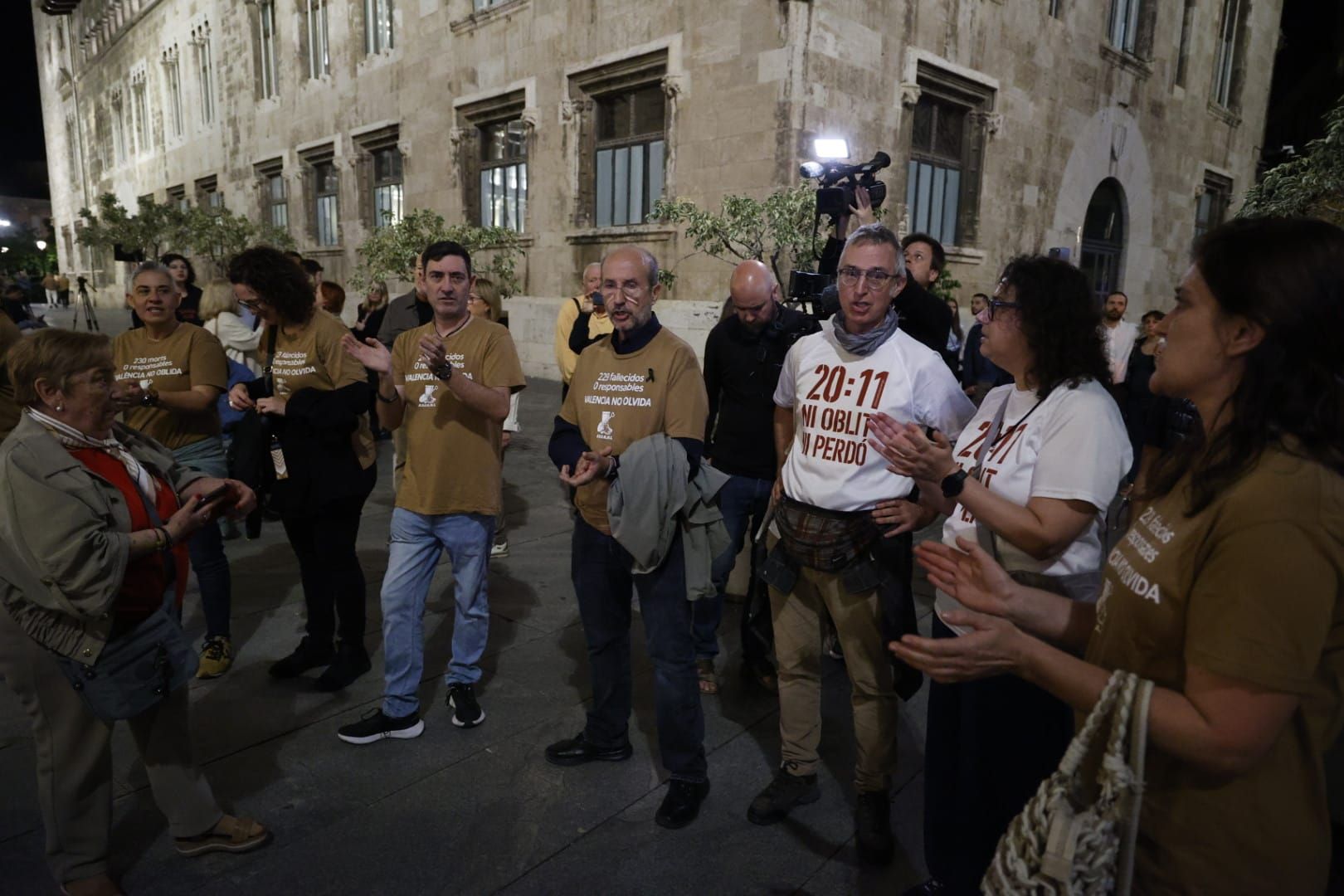 FOTOS | Protesta contra Mazón ante el Palau de la Generalitat