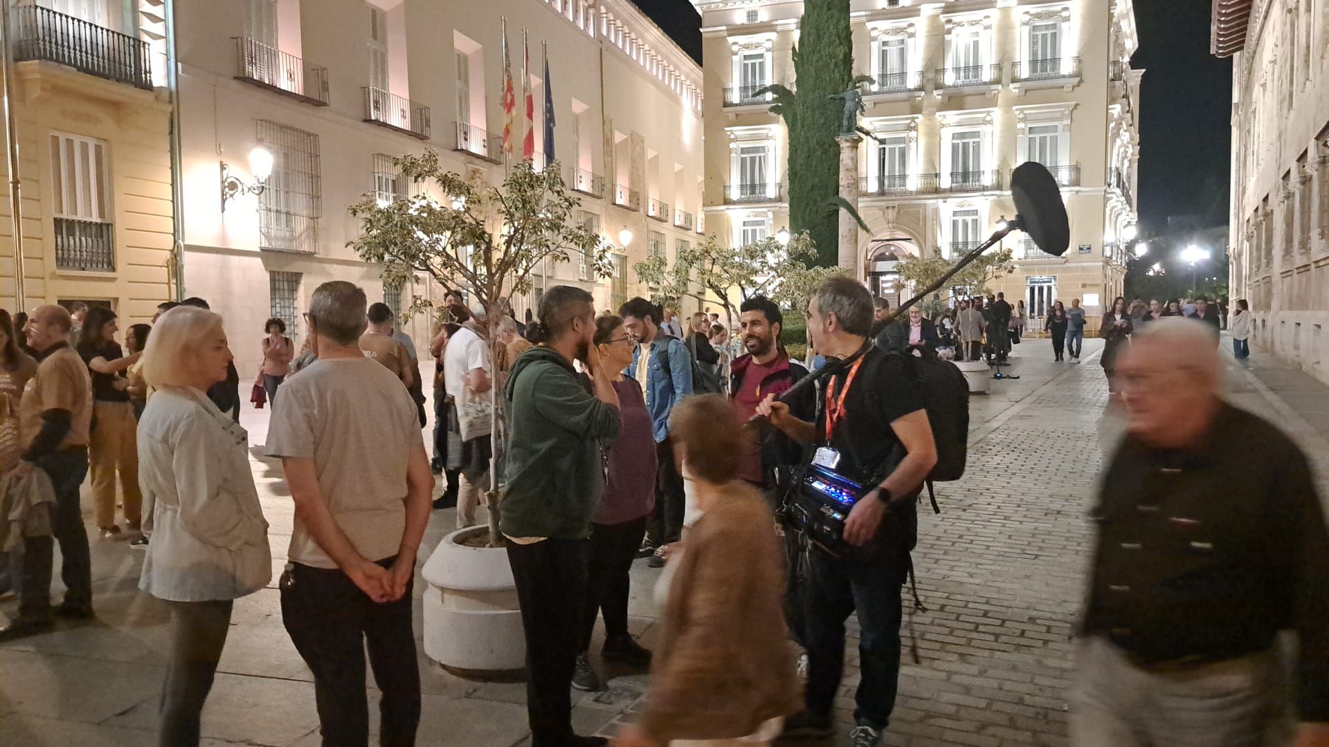 FOTOS | Protesta contra Mazón ante el Palau de la Generalitat