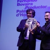 Alejandro Amenábar entrega la Palmera de Honor al productor Fernando Bovaira.
