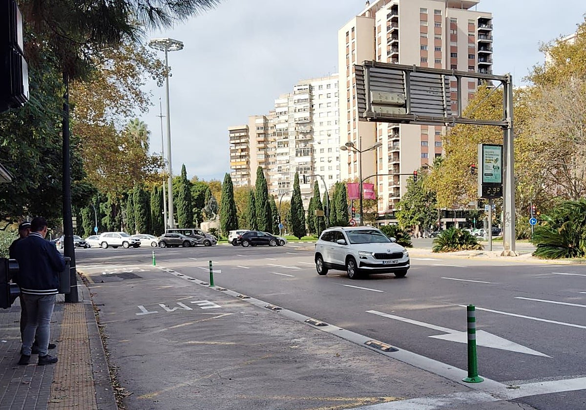 Señalética y bolardos en Blasco Ibáñez, junto a la avenida de Aragón, para segregar el carril bus en ese tramo,
