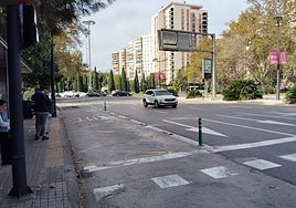 Señalética y bolardos en Blasco Ibáñez, junto a la avenida de Aragón, para segregar el carril bus en ese tramo,
