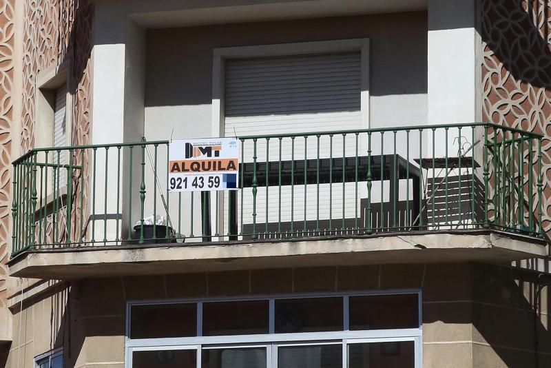 Un balcón de una casa en alquiler.