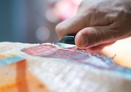 Despiden a una trabajadora por rebajar un jamón ibérico y ahora deberán indemnizarla con 36.000 euros