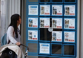 Una mujer observa atenta los anuncios de una inmobiliaria