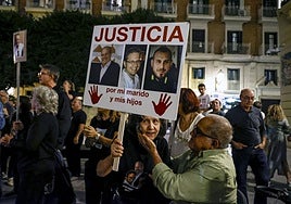 Concentración de protesta de familiares de las víctimas.