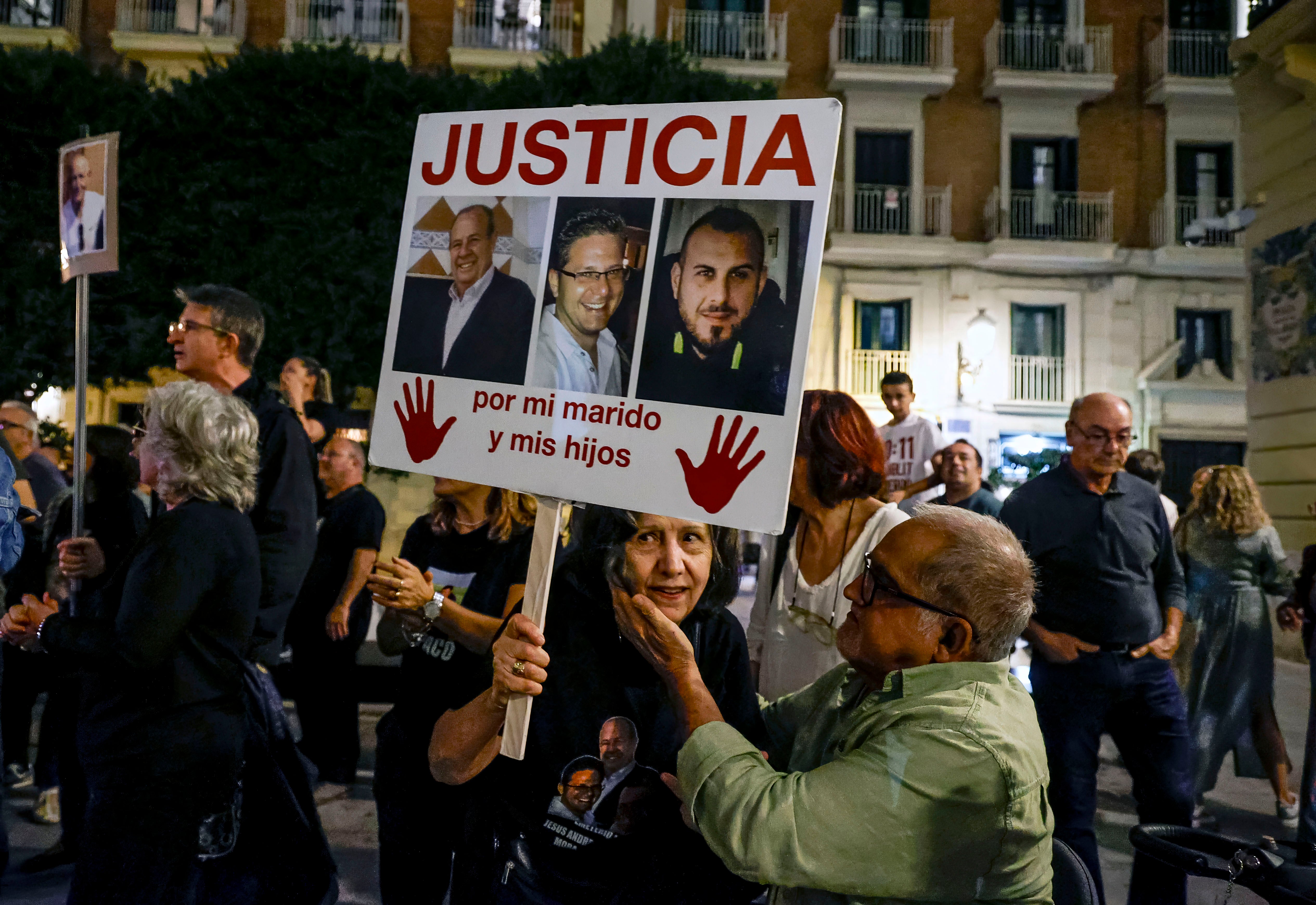 Concentración de protesta de familiares de las víctimas.