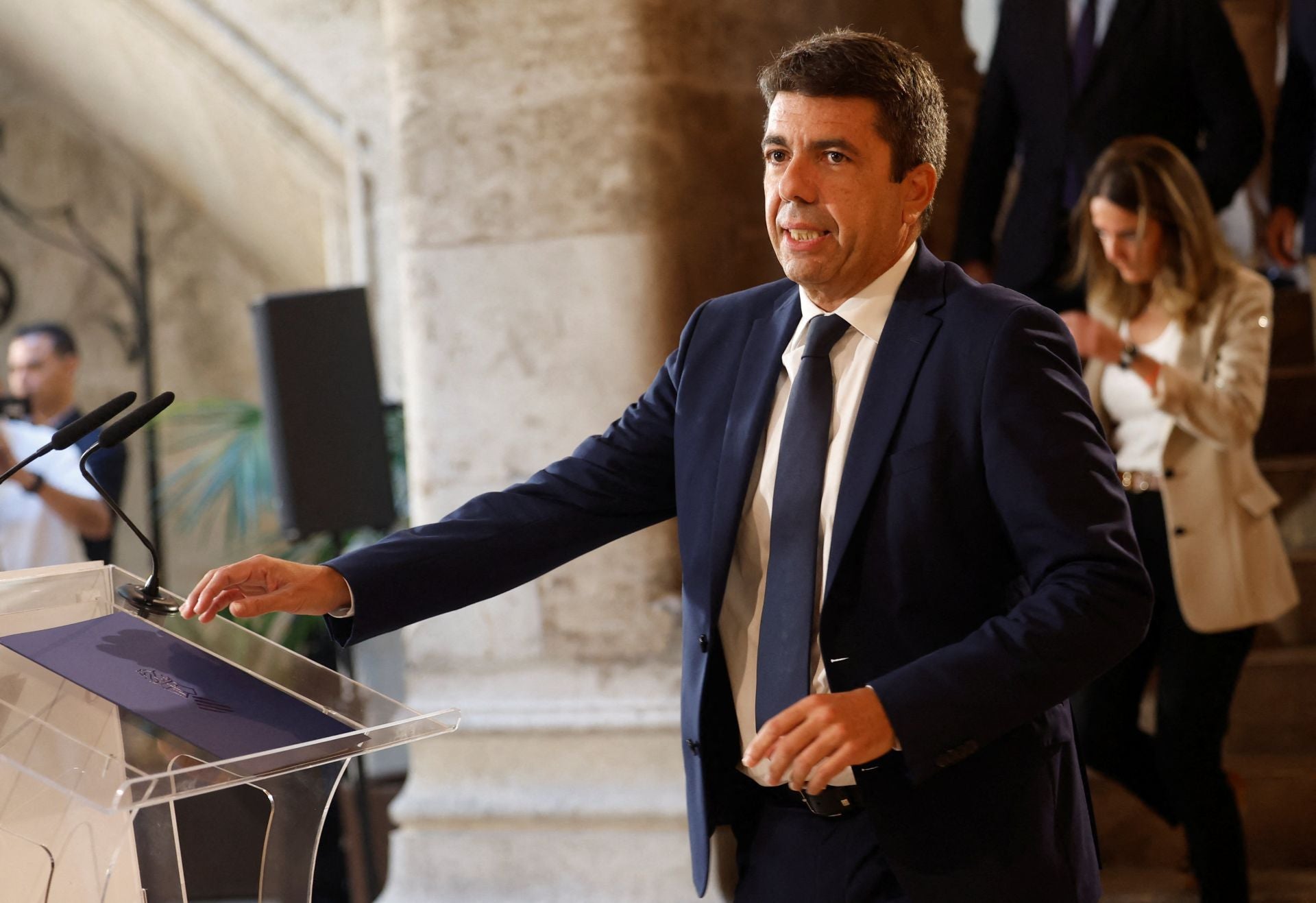 Fotos de la comparecencia de Carlos Mazón en el Palau de la Generalitat