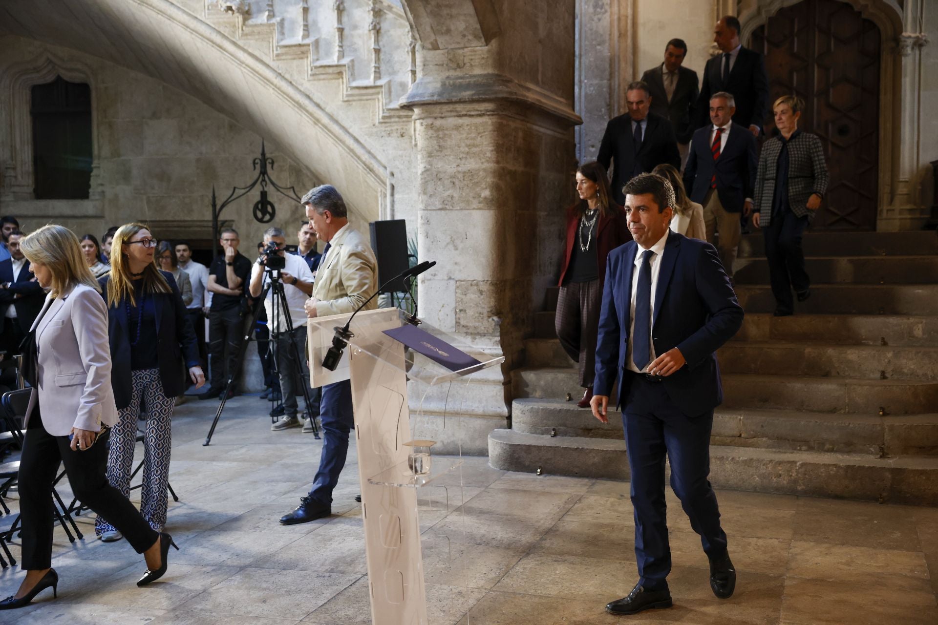 Fotos de la comparecencia de Carlos Mazón en el Palau de la Generalitat