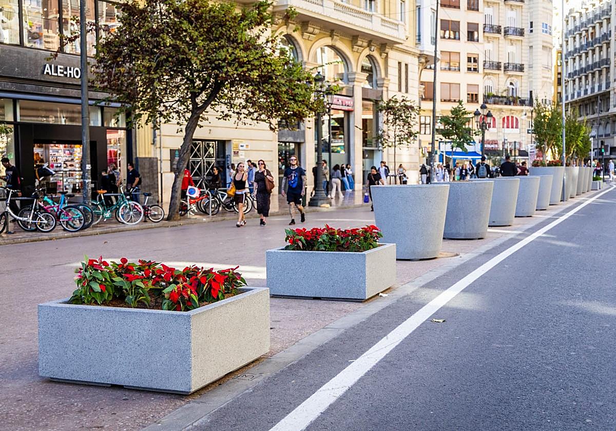 Fotos de los nuevos maceteros en la plaza del Ayuntamiento de Valencia