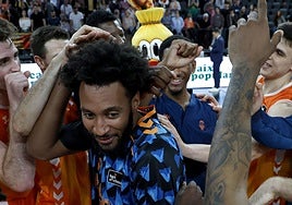 Braxton Key recibe la felicitación de sus compañeros tras su debut con el Valencia Basket.