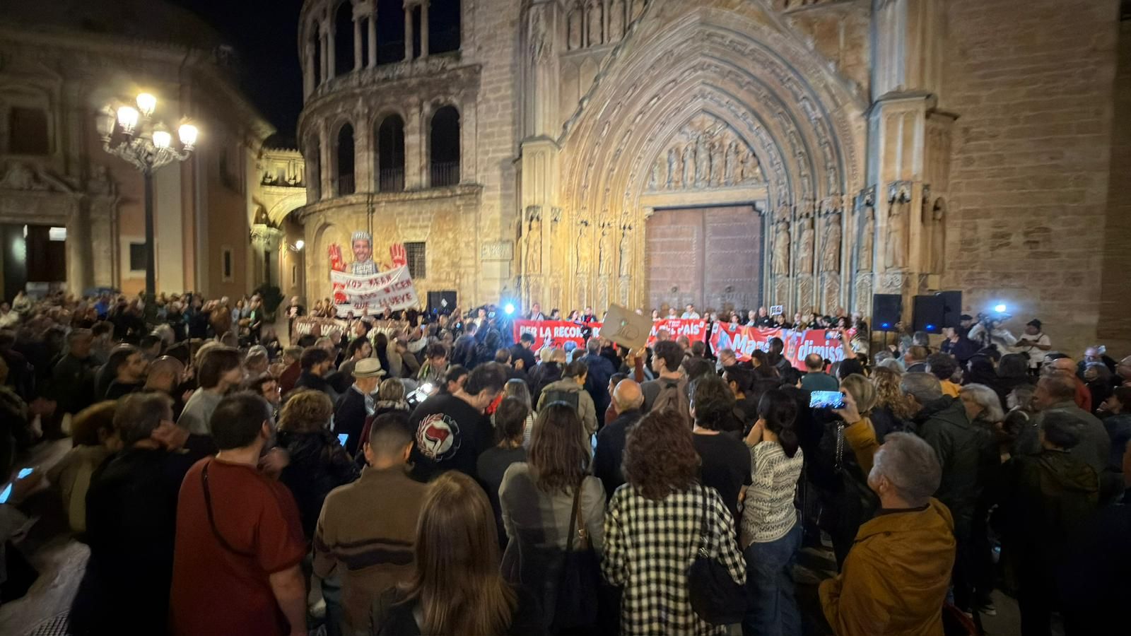 FOTOS | Protesta en la plaza de la Virgen para pedir la dimisión del Consell